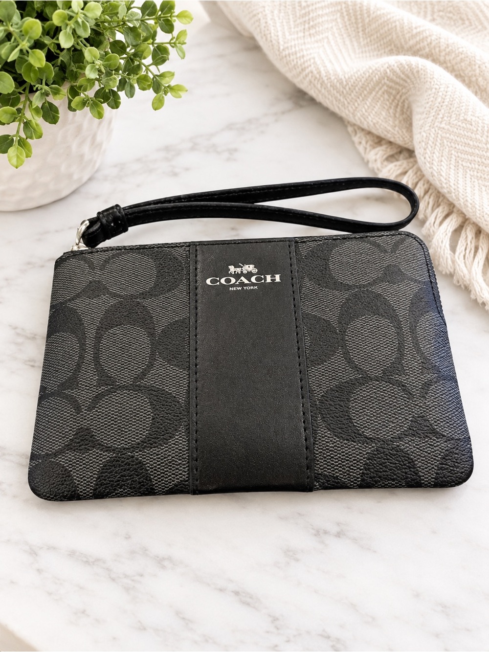 Coach Signature Canvas Corner Zip Wristlet - Gray/Black